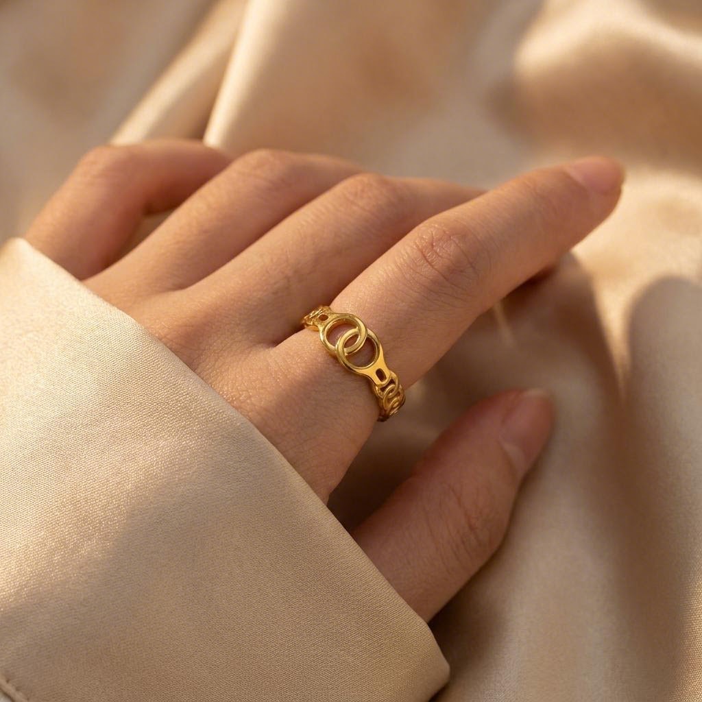 Circle Link Ring worn on the hand