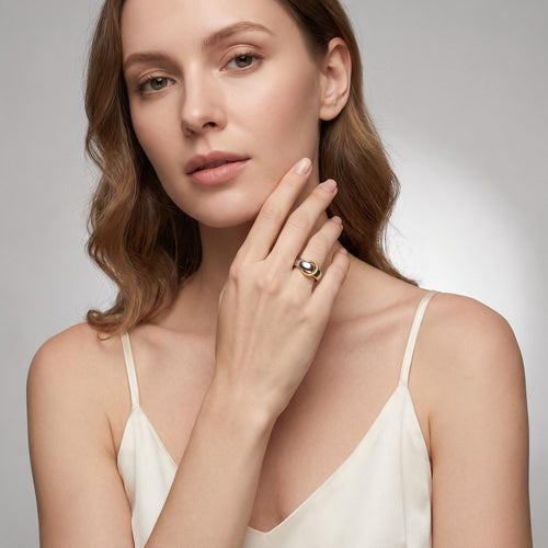Anillos Star Ring worn by a model