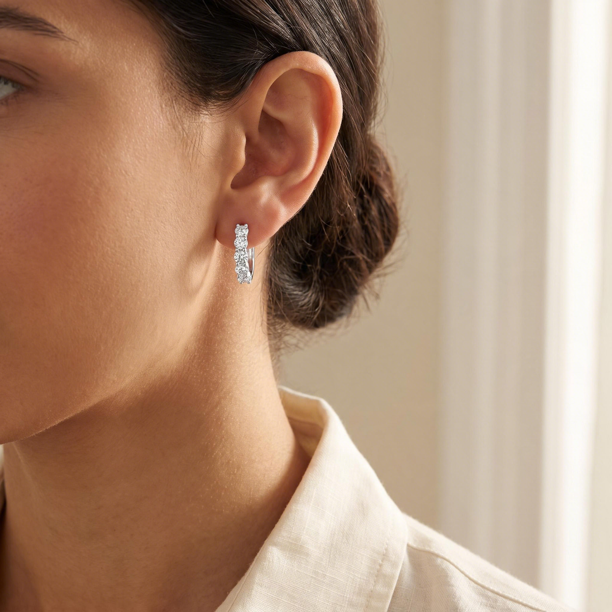 Five-stone hoop worn on the ear