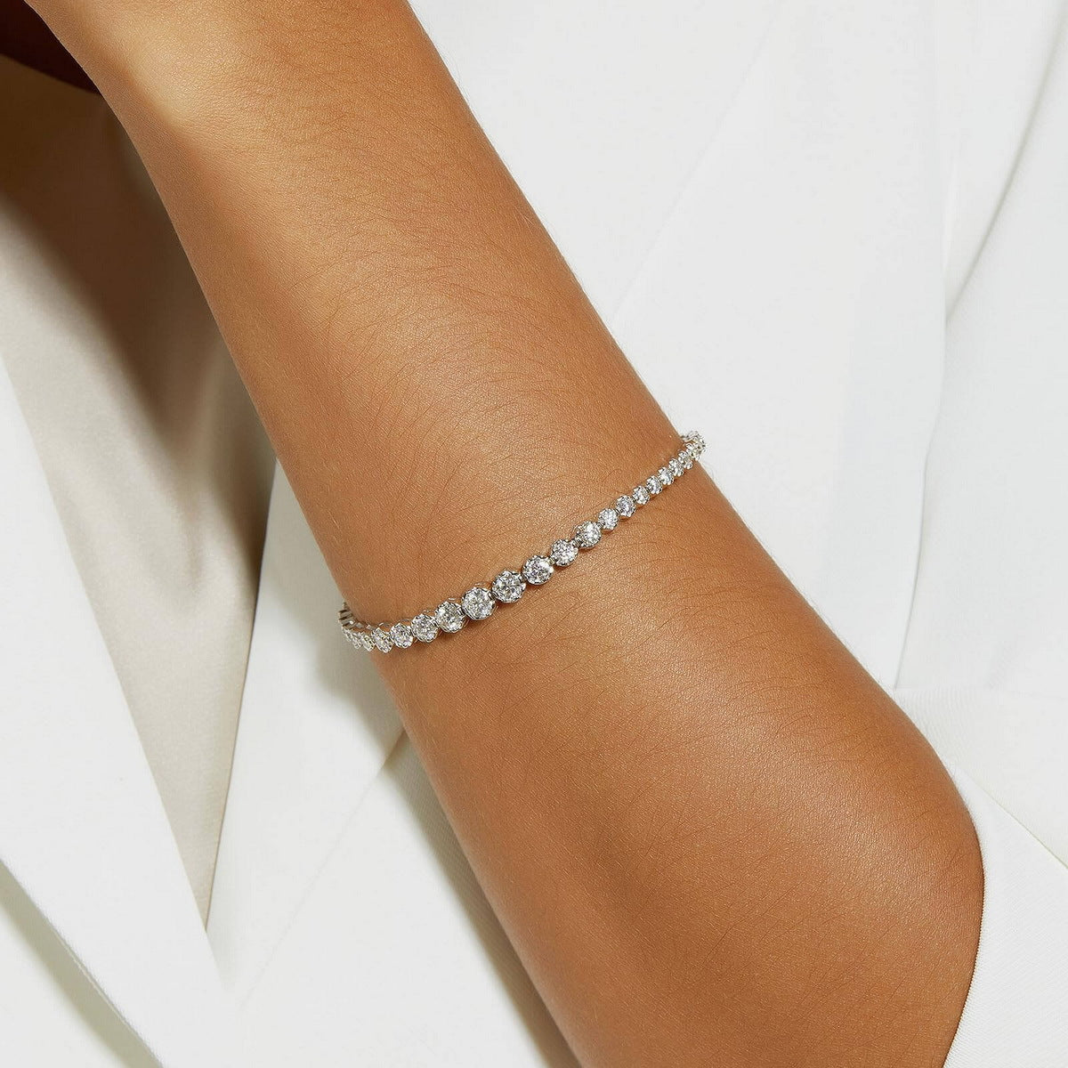 Gradient tennis bracelet on the wrist