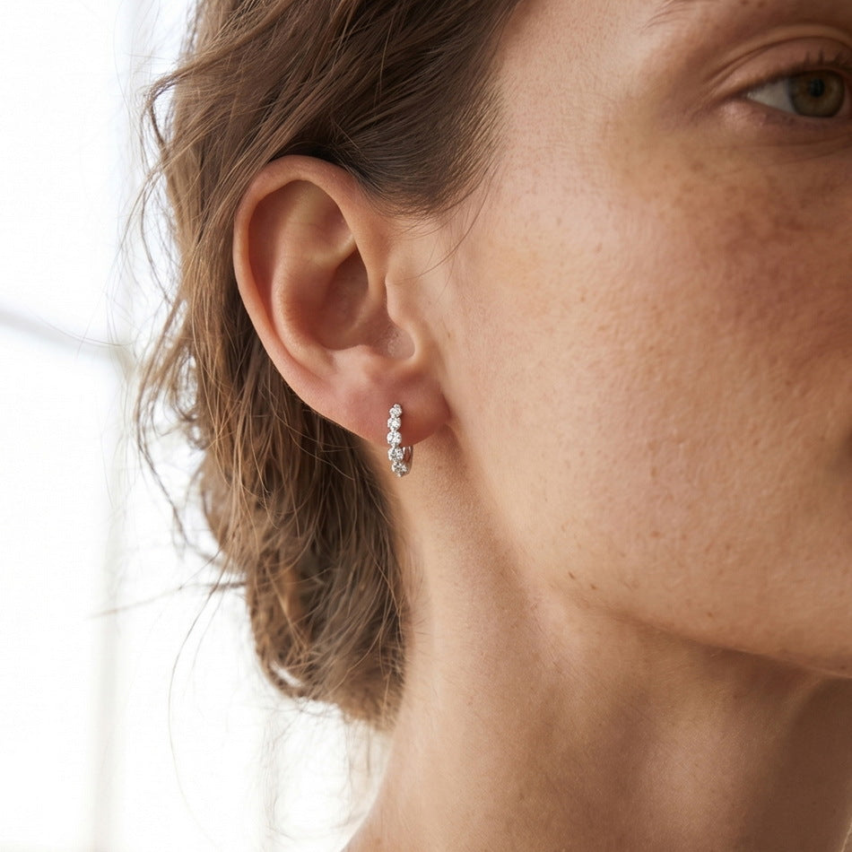 Graduated diamond hoop worn on the ear