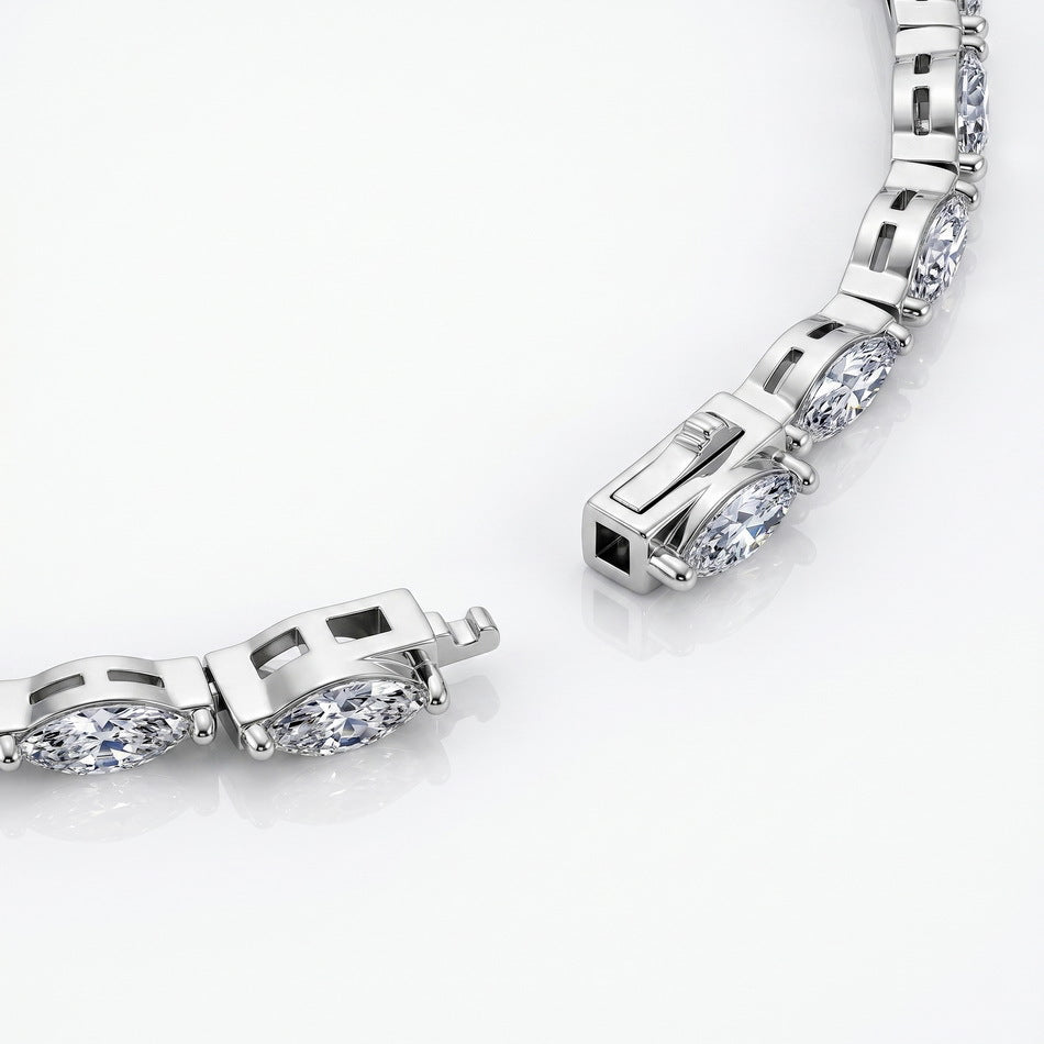 The box clasp up close